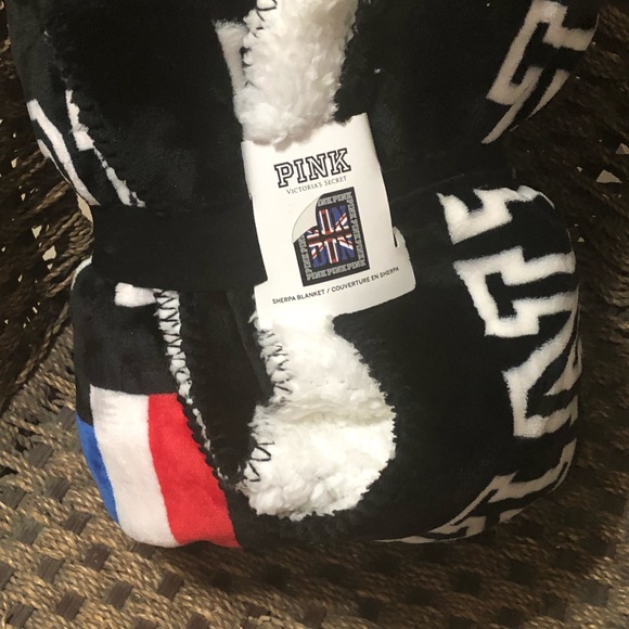 NWT Rare PINK Sherpa London Blanket - Picture 2 of 4